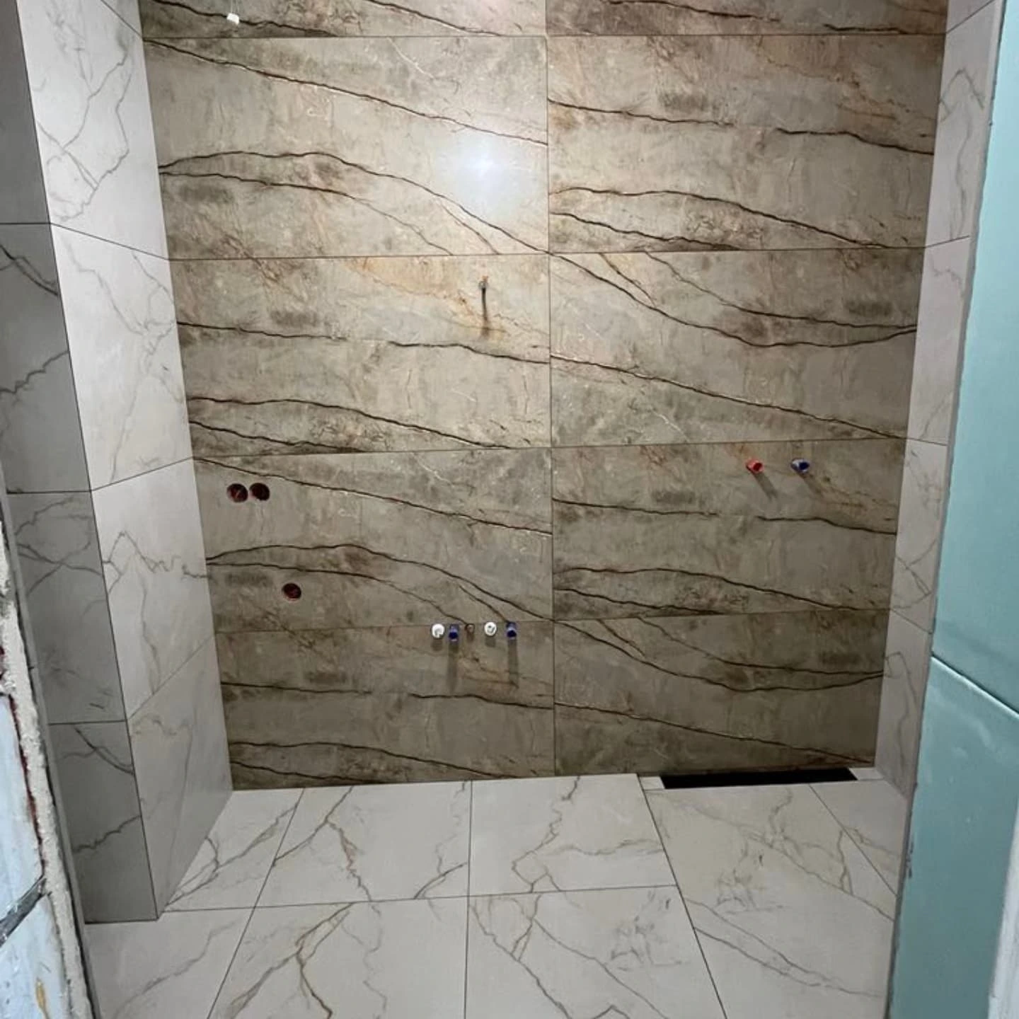 Precyzyjne licowanie ścian